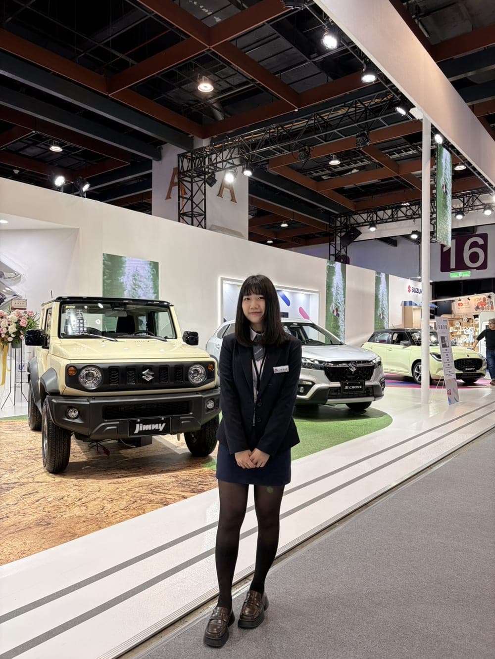 Jimny 2026 鈺漣與 Jimny 的車展合照